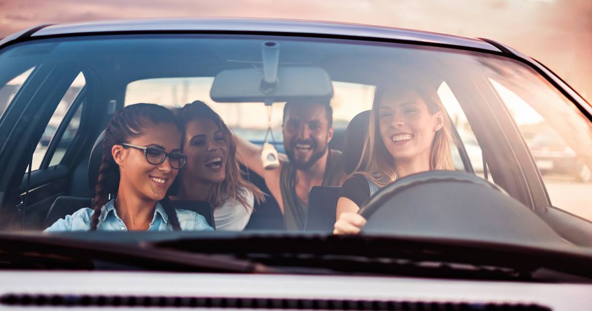 Een vrouw met vrienden in een auto