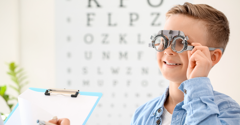 Een jongetje ondergaat een oogtest bij een opticien